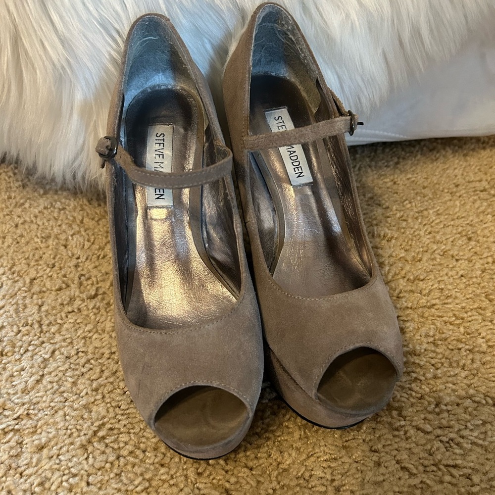 Steven Madden Peep Toed Taupe Buckle Wedge